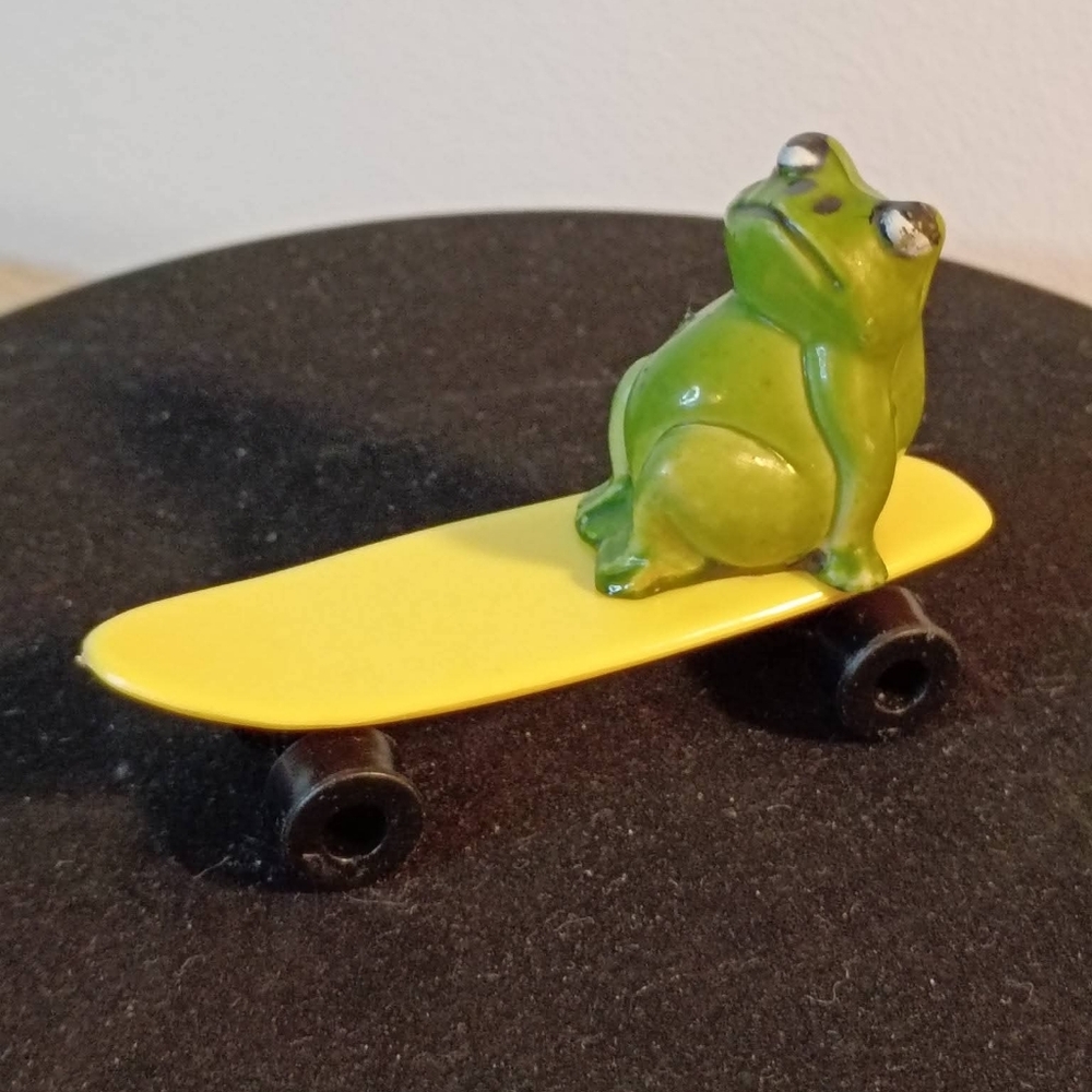 Rare! Vintage 1979 Enesco Frog Yellow Skateboard Figurine Quirky Collectible
